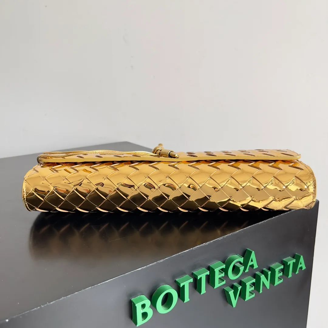 The batch of 1360 BV Andiamo evening handbags has been heavily planted again~ The designer aesthetics in the era of economic downturn are back. I fall in love with it at first sight and can't put it down. It's so beautiful and full of aura. The shape and texture are very competitive. It's light in weight and has sufficient capacity. It's a must-have for fashionistas. It's suitable for many occasions, minimalist, high-end and light luxury. Model No.: 741511 Size: 31*13*3cm